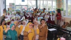 Gedung Penuh Tawa dan Warna Perpustakaan Lentera Ilmu Desa Manurung Berubah Wajah Berkat Siswa SD dan Mahasiswa KKNT