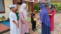 SDN 223 Balantang Apresiasi Kesungguhan Siswa Melalui Penerimaan Hadiah Amaliyah Ramadhan