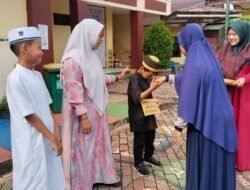 SDN 223 Balantang Apresiasi Kesungguhan Siswa Melalui Penerimaan Hadiah Amaliyah Ramadhan