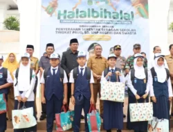Bupati Luwu Timur Serahkan Bantuan Seragam Sekolah untuk 16.253 Siswa-siswi